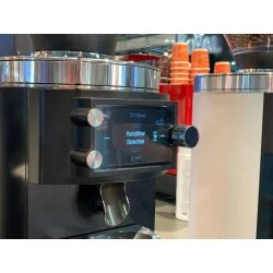 Espressový mlýnek na kávu Mahlkönig E65S GbW s integrovaným displejem pro snadné ovládání.