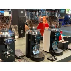 Espressový mlýnek Mahlkönig E65S GbW s možností nastavení hrubosti mletí pro dokonalou přípravu kávy.