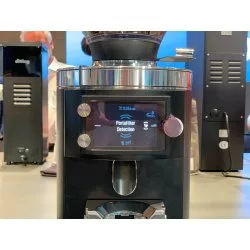 Mlýnek na espresso Mahlkönig E65S GbW s gravimetrickým dávkováním pro přesné mletí kávy.