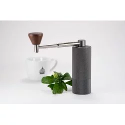Timemore Nano Grinder s šálkem Lázeňské kávy a rostlinkou