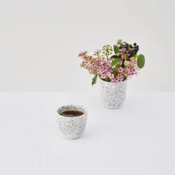 Bílý porcelánový hrnek Aoomi Mess Mug 03 s objemem 200 ml, ideální pro vaše ranní kávy nebo čaje.