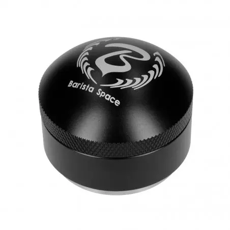 Černé pěchovadlo na kávu Barista Space Coffee Tamper o průměru 58 mm, speciálně navržené pro kompatibilitu s kávovarem Rocket Espresso R 58 Cinquantotto.