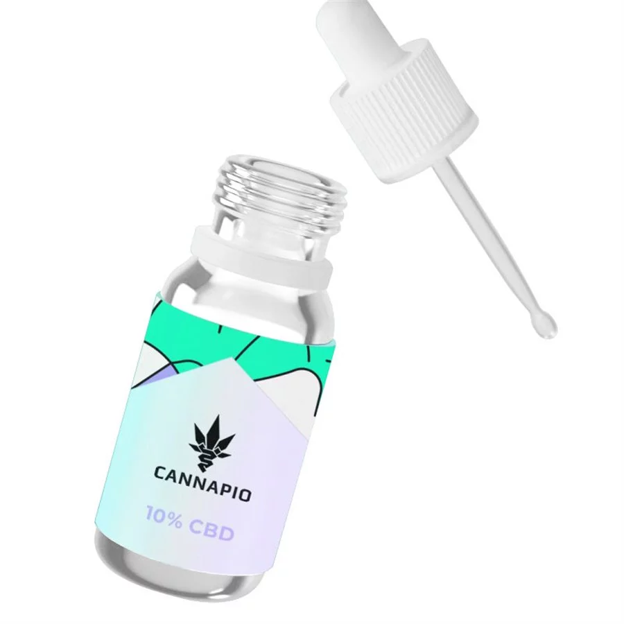 Lahvička CBD oleje Cannapio s 10 ml přírodního full-spectrum oleje o koncentraci 10%.