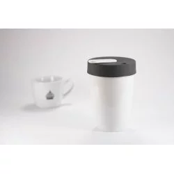 Porcelánový termo hrnek v bílém provedí s šedým víčkem značky Loveramics Nomad White 250ml s šálkem Lázeňské kávy v pozadí