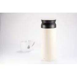 Nerezová bílá termolahev o objemu 500 ml na bílém pozadí s šálkem lázeňské kávy