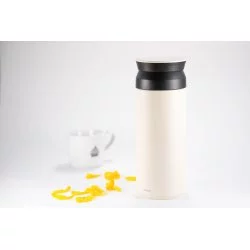Nerezová bílá termolahev o objemu 500 ml na bílém pozadí s šálkem lázeňské kávy a žlutými okvětními lístky