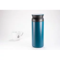 Nerezová modrá termolahev o objemu 500 ml na bíllém pozadí s šálkem lázeňské kávy