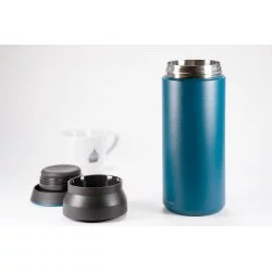Nerezová modrá termolahev o objemu 500 ml s rozloženým víčkem na bílém pozadí s šálkem lázeňské kávy