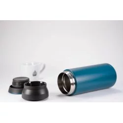 Nerezová modrá termolahev položená o objemu 500 ml s rozloženým víčkem na bílém pozadí s šálkem lázeňské kávy