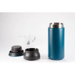 Tyrkysová nerezová termoláhev o objemu 350 ml na bílém pozadí s rozloženým víkem a šálkem lázeňské kávy