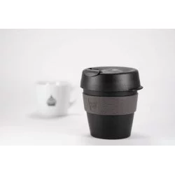 Plastový černý thermo hrnek s šedým držákem o objemu 227 ml s šálkem lázeňské kávy na bílém pozadí