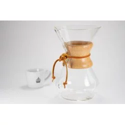 Skleněný Chemec s koženám provázkem dřevěnou ruukojetí bílý šálek na kávu s logem v bílém pozadí