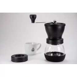 Hario skerton plus černý ruční mlýnek na kávu s hrnečkem lázeňské kávy