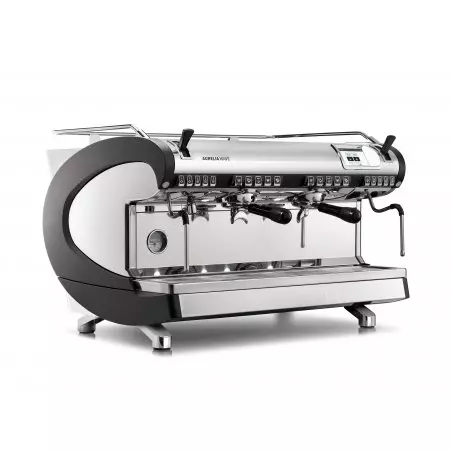 Profesionální pákový kávovar Nuova Simonelli Aurelia Wave 2GR Digit v černém provedení, ideální pro přípravu kávového nápoje Americano.
