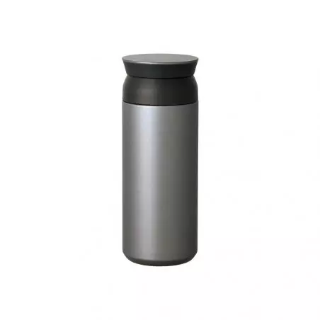 Stříbrný cestovní termohrnek Kinto Travel Tumbler s objemem 500 ml, udrží váš nápoj dlouho horký nebo studený.
