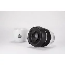 Skleněný thermo hrnek s černým víčkem a černým gumovým držákem o objemu 227 ml s šálkem lázeňské kávy, detail na víčko