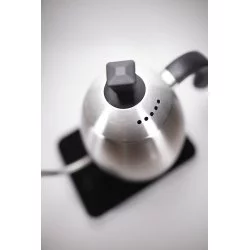 Brewista Smart Pour stříbrná elektrická konvice s černým madlem, pohled shora
