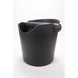 Plastový černý odklepávač ve tvaru kyblíku na bílém pozadí, pohled ze strany