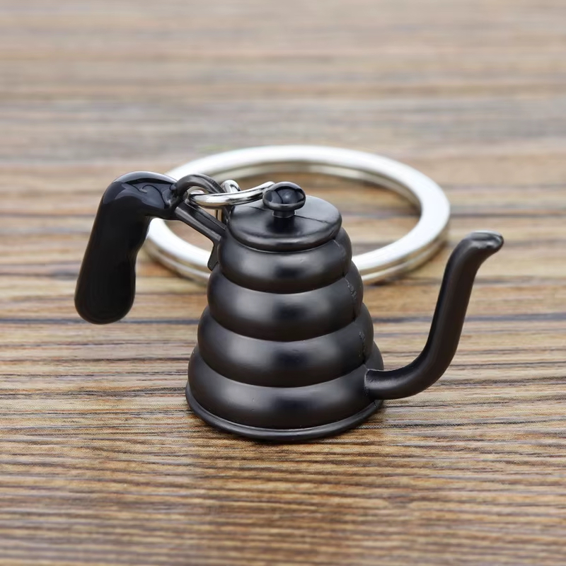 Coffea – černá konvice s husím krkem – přívěsek na klíče