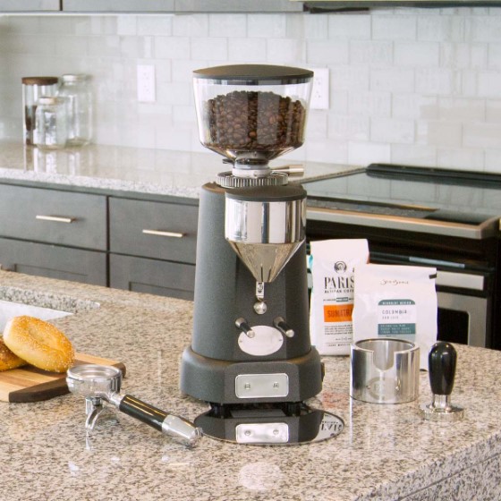 Mlýnek ECM V-Titan 64 v antracitové verzi na kuchyňské lince