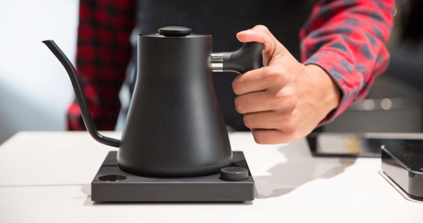 Fellow Stagg EKG elektrická konvice s husím krkem v černé barvě | Lázeňská káva