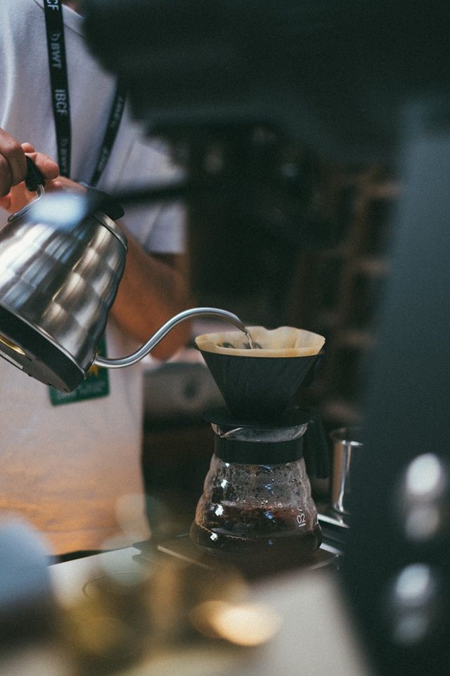 Dripper Hario V60-02 ocelový černý matný | Lázeňská káva