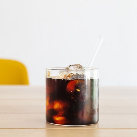 Za studena extrahovaná káva Cold Brew ve sklenici s ledem.