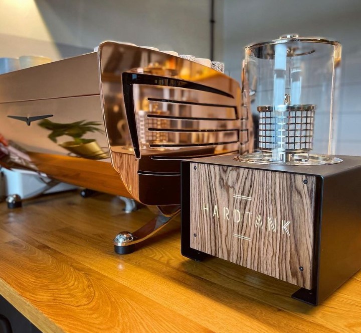 HardTank Cold Brew Maker v kavárně vedle kávovaru Victoria Arduino.