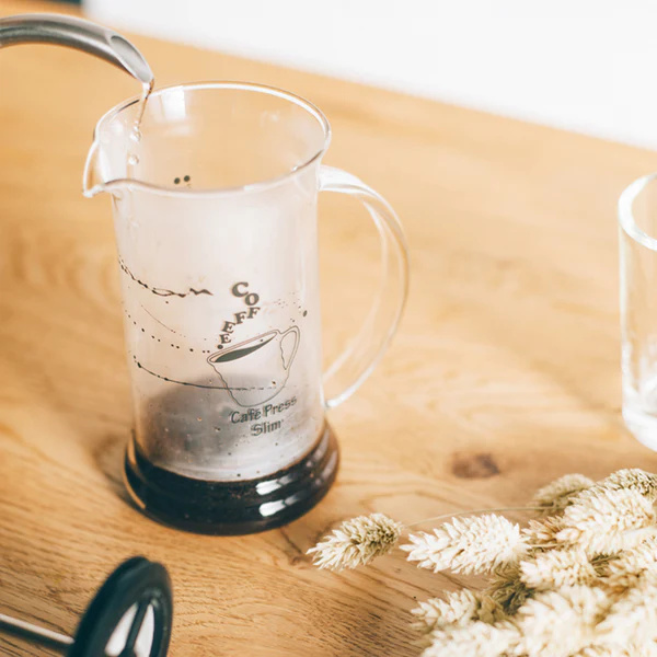 Konvice na čaj Hario Aisne o objemu 220 ml s uchem. Ideální pro přípravu čaje pro jednoho nebo dva. Vyrobeno z kvalitního skla a