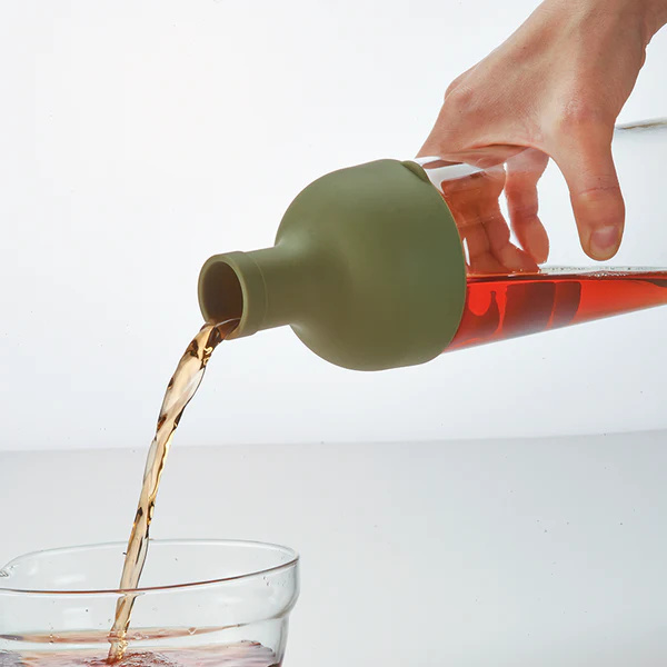 Kupte si skleněnou konvici na kávu Hario o objemu 400 ml s dřevěným detailem z olivového dřeva. Vychutnejte si svou oblíbenou ká