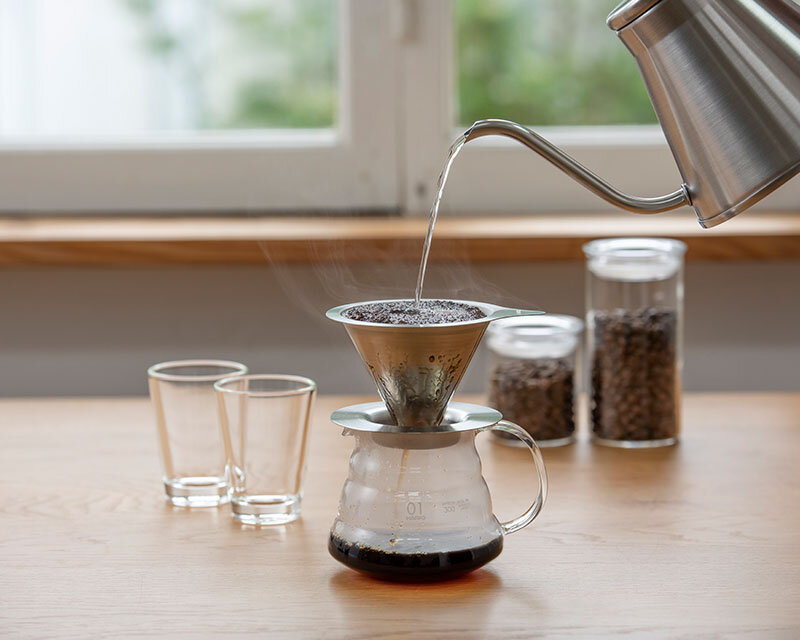 Vychutnejte si svůj oblíbený čaj s průhlednou láhví na čaj od značky Hario s červeným víkem o objemu 300 ml. Vychutnejte si svůj