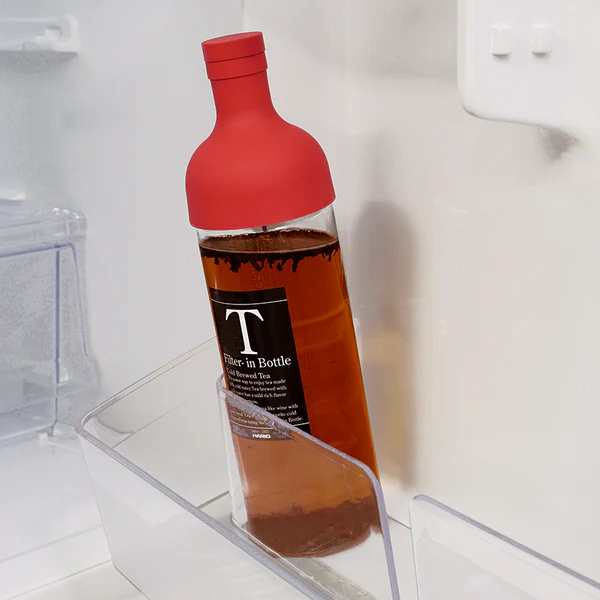 Konvice Hario V60-02 o objemu 700 ml je skvělým řešením pro přípravu kávy. Je vyrobena z kvalitního skla a černého plastu s deta