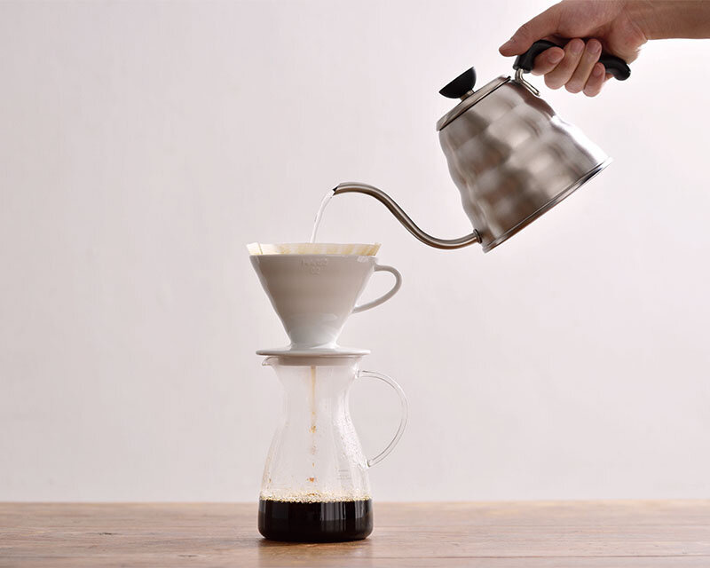 Kupte si moderní černou moka konvici Hario Fit V60 Drip o objemu 1200 ml. Ideální pro přípravu kávy pomocí metody V60 Drip. Vych
