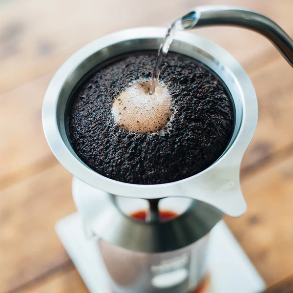 Vychutnejte si svůj oblíbený čaj s průhlednou láhví na čaj od značky Hario s červeným víkem o objemu 300 ml. Vychutnejte si svůj