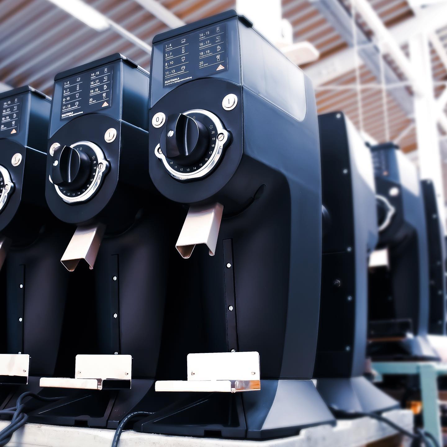 Profesionální mlýnek na kávu Mahlkönig EK43S černý.