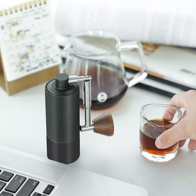 Černý ruční mini mlýnek – Timemore Nano 3 | Lázeňská káva