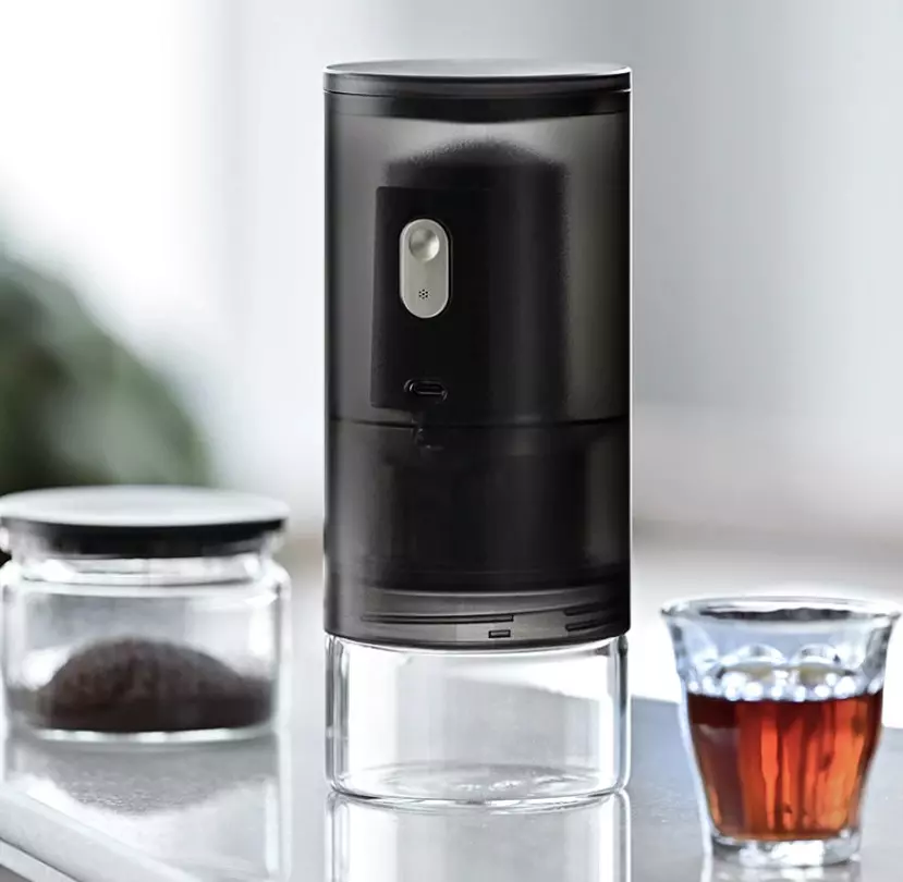 Černý mlýnek na kávu s vakuovou dózou Timemore Go