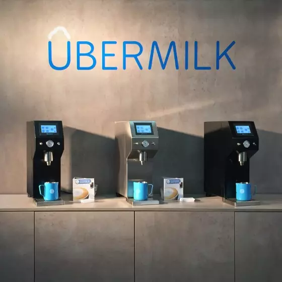 Automatický výrobník mléka na latté Übermilk One Top.