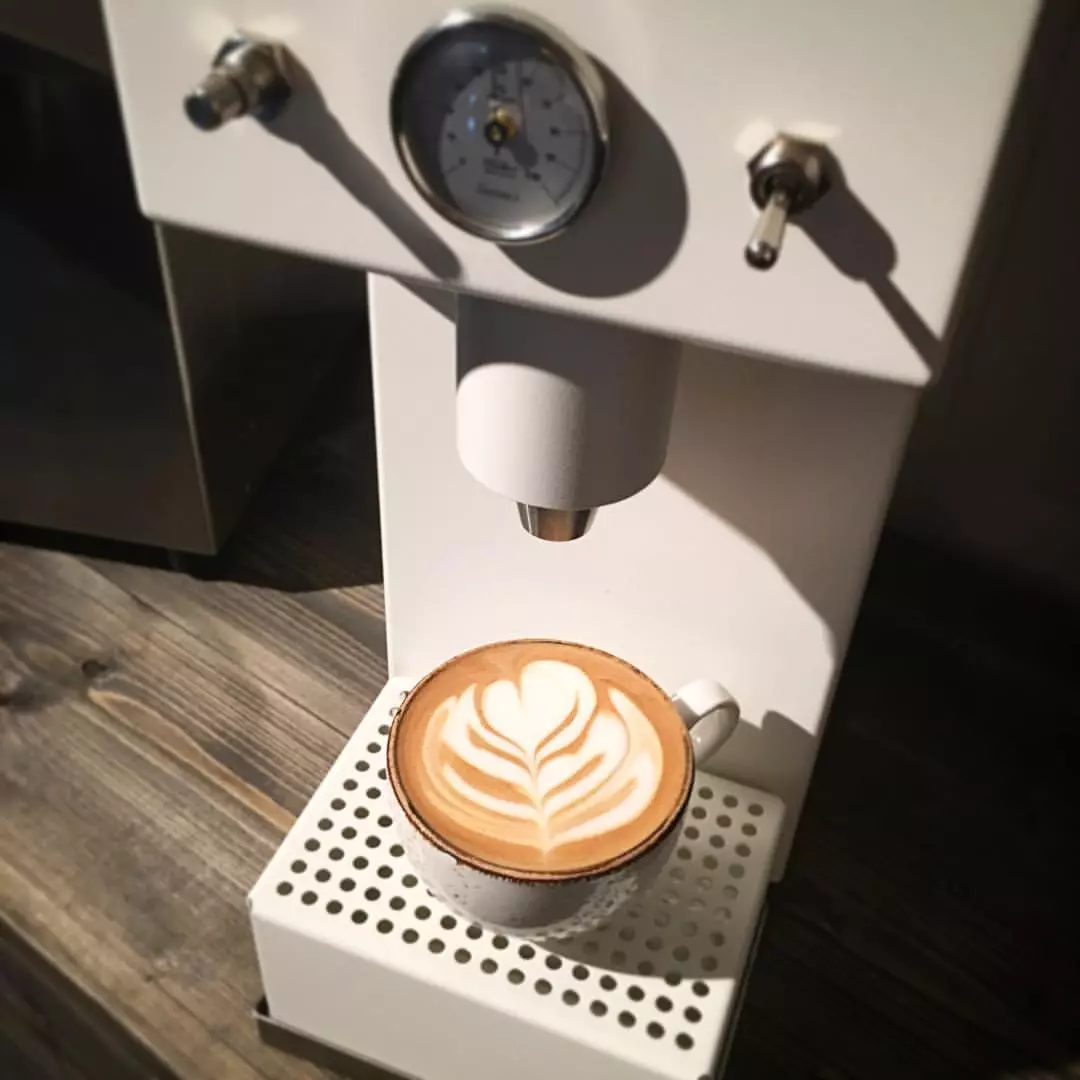 Profesionální šlehač na mléko Übermilk One Top.