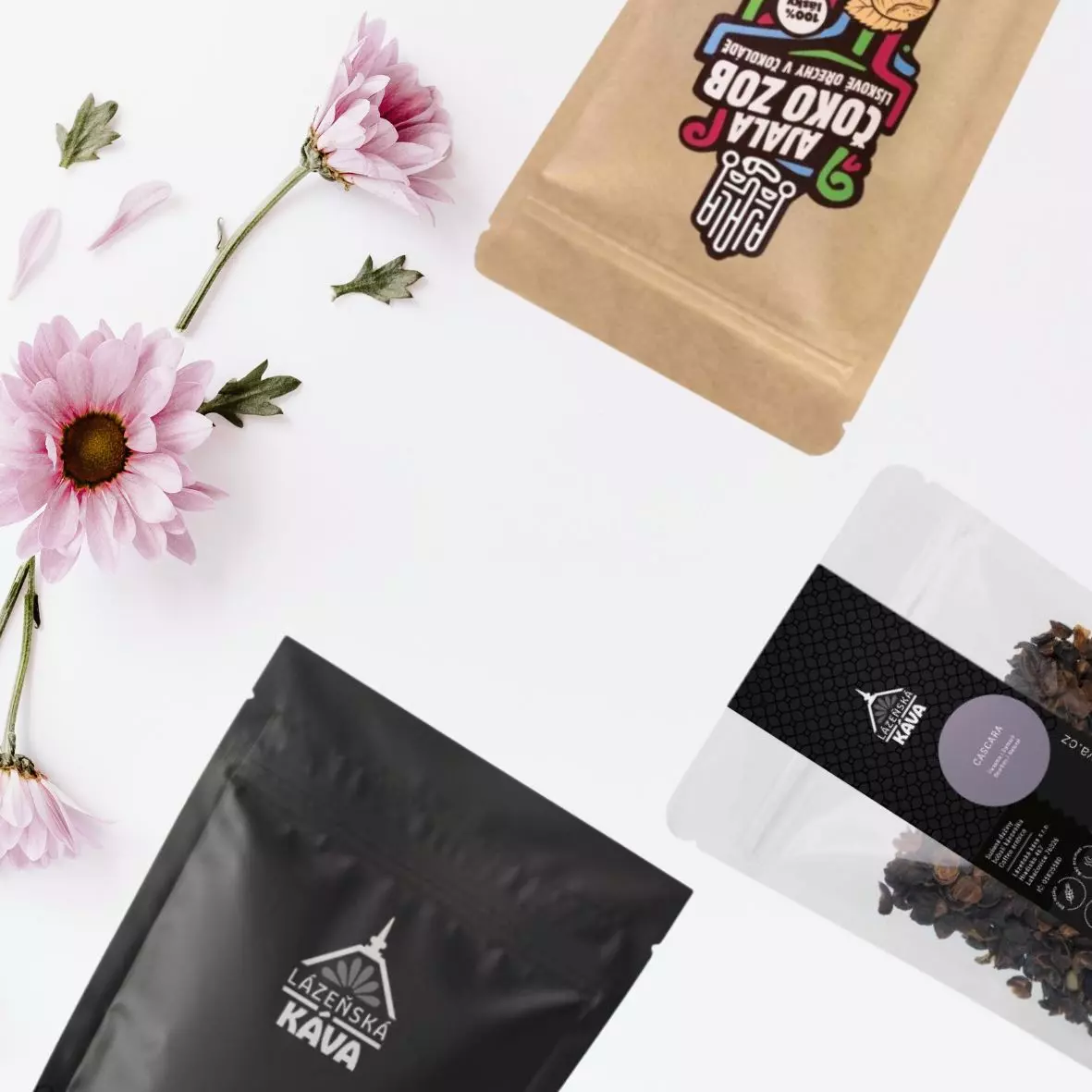 balení zrnkové kávy, cascary a banánků v čokoládě.