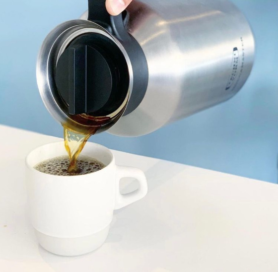 Servírování kávy z Moccamasteru Technivorm CDT Grand